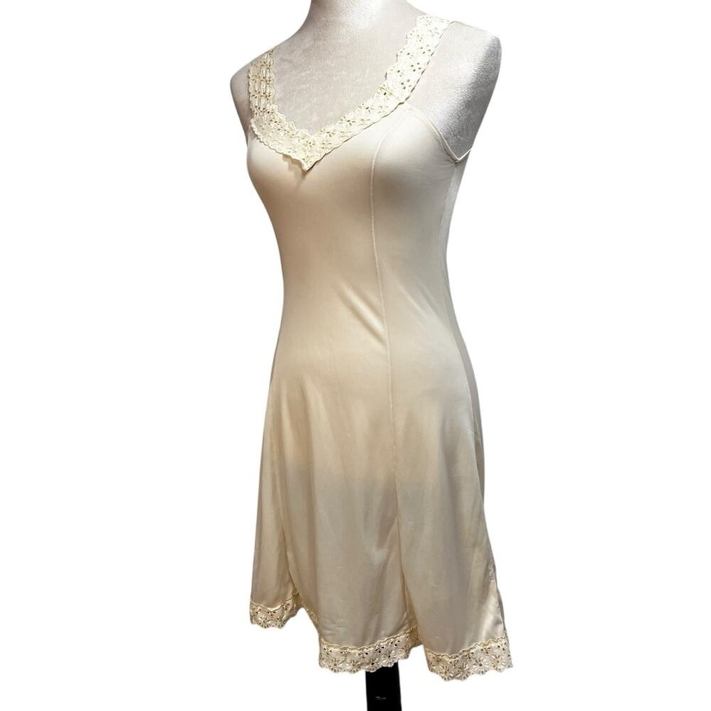 Vintage 70s Nylon Slip Dress – Soft Cream Eyelet Lace Trim Lingerie – Size S/6